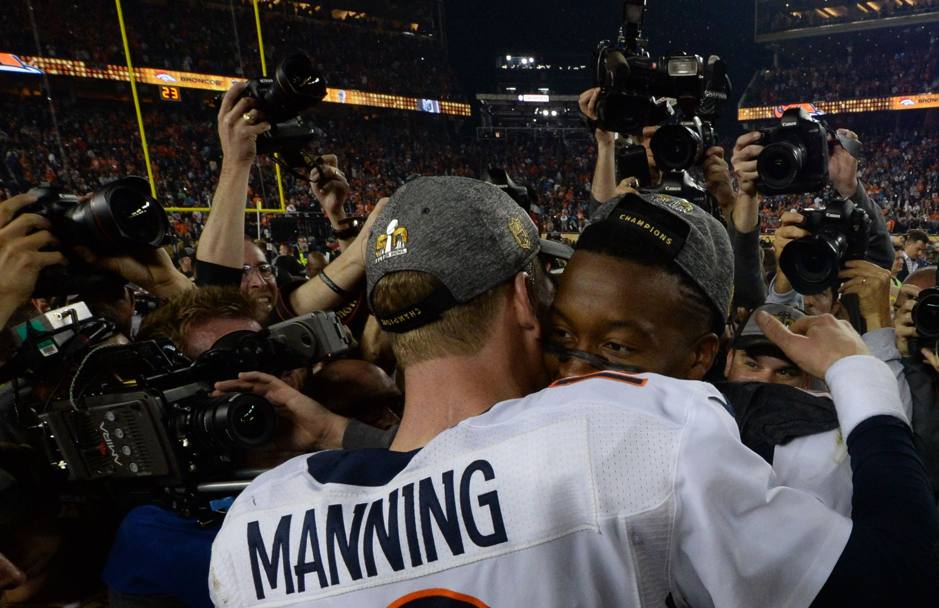 Petyton Manning vera star dei Denver Broncos abbracciato dai fan al termine della finalissima incassando gli applausi degli oltre 70 mila spettatori (Afp)